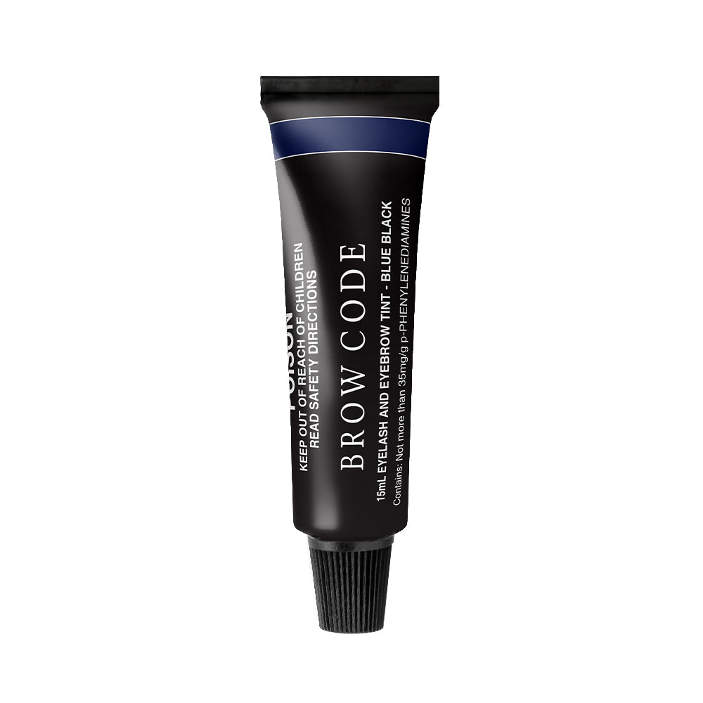 Eine schwarze 15-ml-Tube mit Augenbrauenfarbe von Brow Code steht aufrecht auf weißem Hintergrund. Blashy Shop