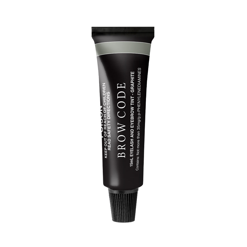 Eine schwarze Tube Brow Code Augenbrauenfarbe, 15 ml, ist aufrecht vor einem weißen Hintergrund abgebildet. Blashy Shop