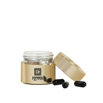 Brow Code Brow Henna Pulverkapsel Glas, transparenter Deckel geöffnet, neben drei Kapseln auf einem weißen Hintergrund. Blashy Shop