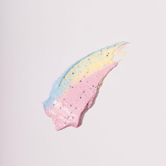 Eine pastellfarbene Creme mit winzigen schwarzen Tupfen - Hollywood Brows Brow Scrub Peeling ohne Ölfilm für die ideale Vorbereitung der Augenbrauen. Blashy Shop