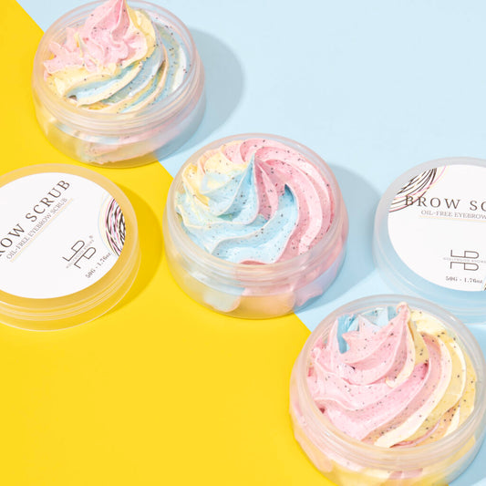 Vier Hollywood Brows Brow Scrub Peeling ohne Ölfilm Tiegel auf einem gelb-blauen Hintergrund, perfekt zur augenbrauen Vorbereitung. Blashy Shop