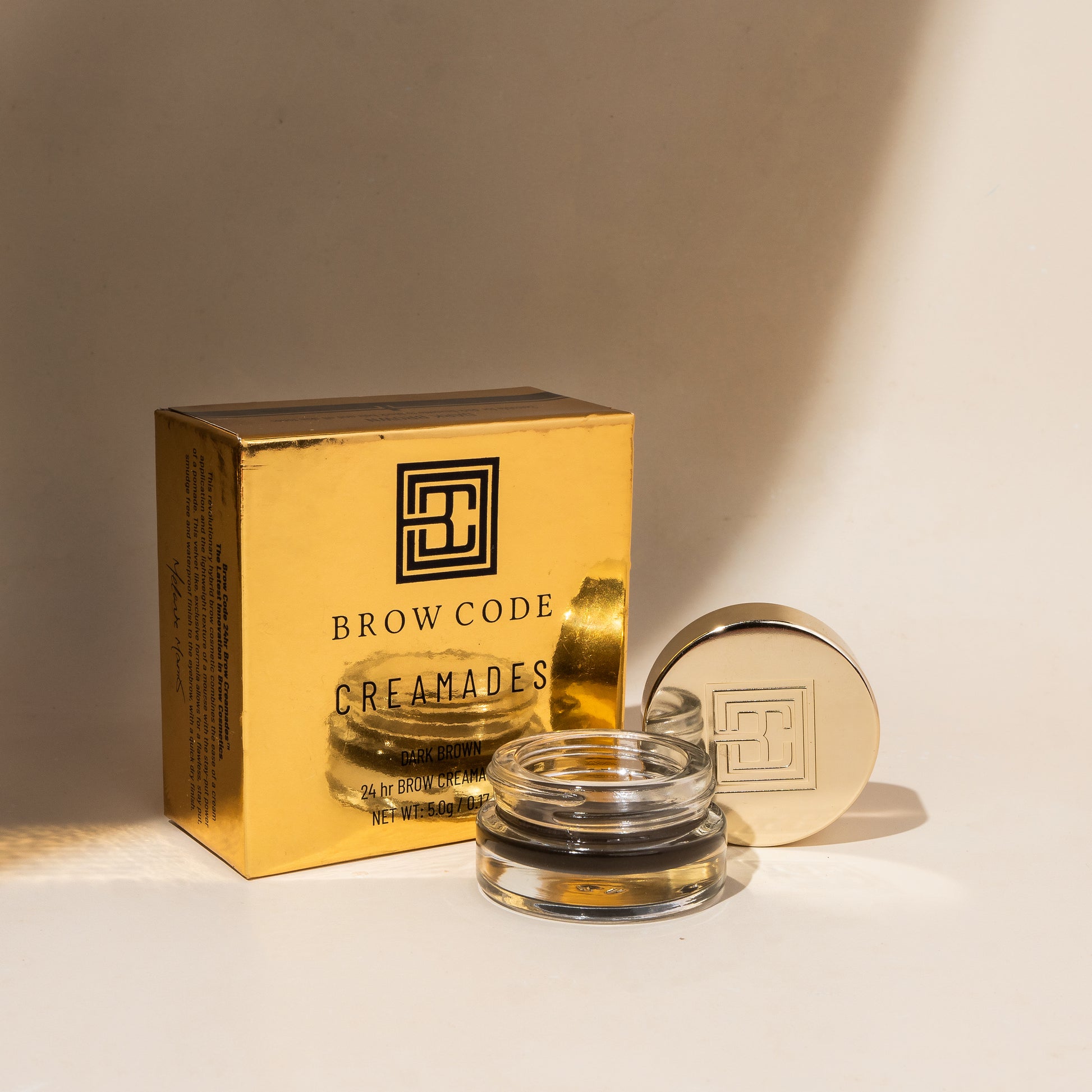 Brow Code Creamade Augenbrauen-Pomade in 6 Farben im Glas mit Golddeckel, neben der Box für langanhaltende Brauen. Blashy Shop