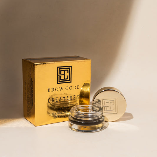 Brow Code Creamade Augenbrauen-Pomade in 6 Farben im Glas mit Golddeckel, neben der Box für langanhaltende Brauen. Blashy Shop