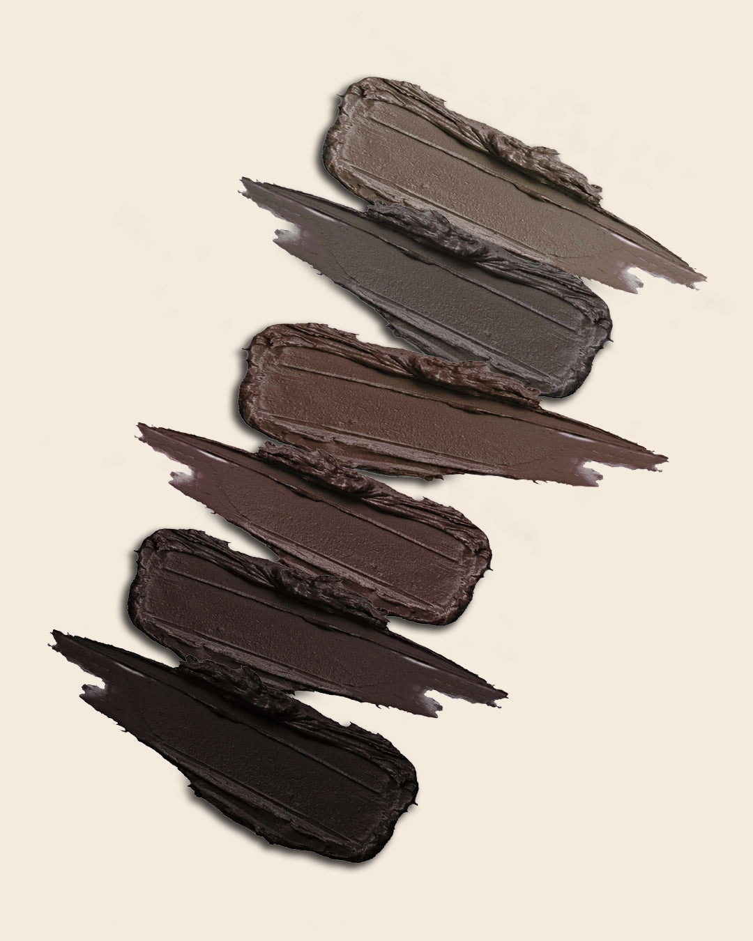 Sechs Farbtöne der Creamade Augenbrauen-Pomade von Brow Code sind diagonal auf einem hellbeigen Hintergrund aufgetragen. Blashy Shop