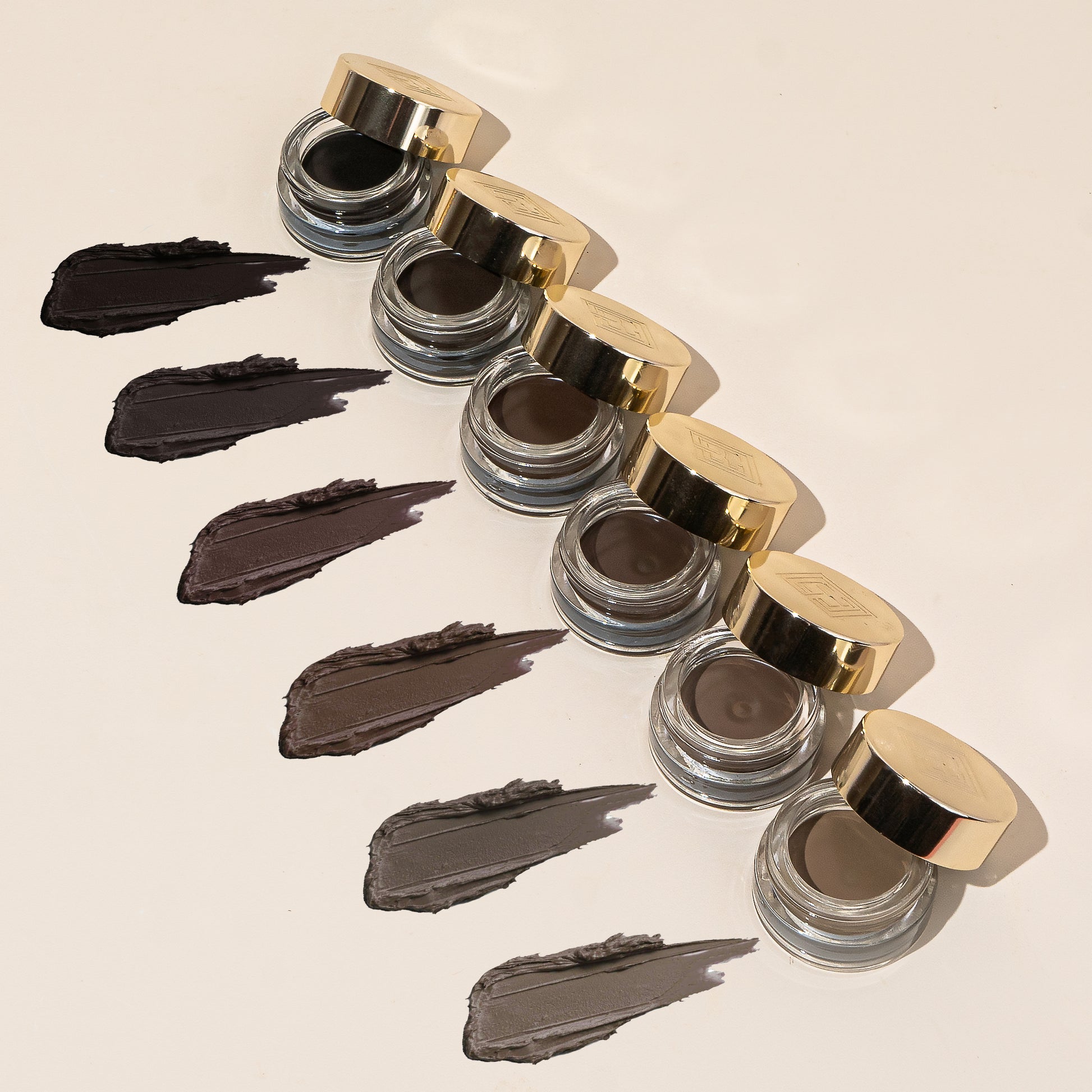 Fünf Tiegel Brow Code Creamade Augenbrauen-Pomade in 6 Farben mit goldenen Deckeln, Schattierungen von dunkel bis hell. Blashy Shop