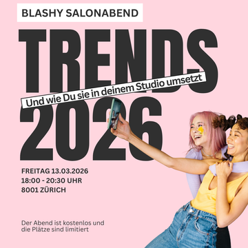 Zwei Frauen machen ein Selfie vor einem rosafarbenen Hintergrund, auf dem Blashy und Der Trend-Abend 13.03.26 fett gedruckt sind. Blashy Shop