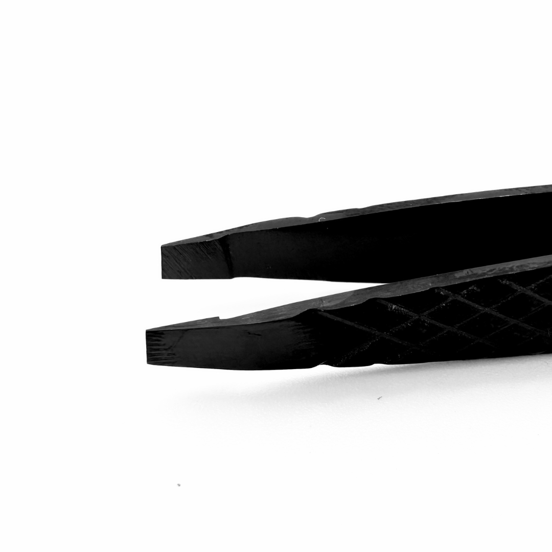 Nahaufnahme der Elleebana Brow Tweezer - Pinzettenspitzen mit Diamant-Grip, dargestellt vor einem weißen Hintergrund. Blashy Shop