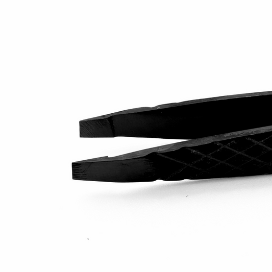Nahaufnahme der Elleebana Brow Tweezer - Pinzettenspitzen mit Diamant-Grip, dargestellt vor einem weißen Hintergrund. Blashy Shop