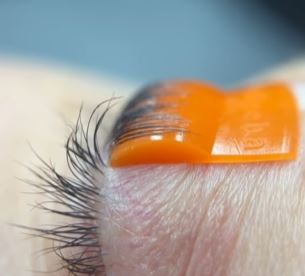 Nahaufnahme eines Augenlids mit Elleebana Flex Shields - Extreme Lift - CC-Curl (S, M, L) zur Wimpernverlängerung. Blashy Shop