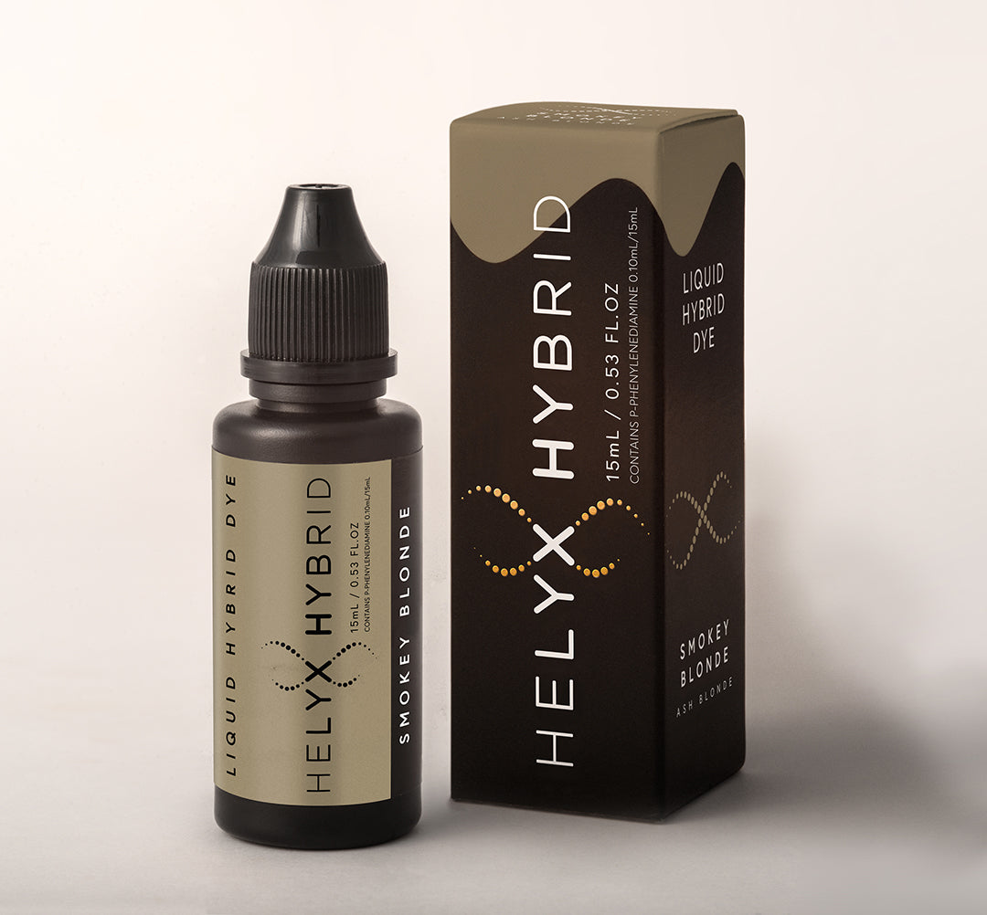 Eine 15ml Flasche und Schachtel Elleebana Helyx Hybrid Farben in Smokey Blonde, eine Alternative zu Henna, auf einer glatten Oberfläche. Blashy Shop