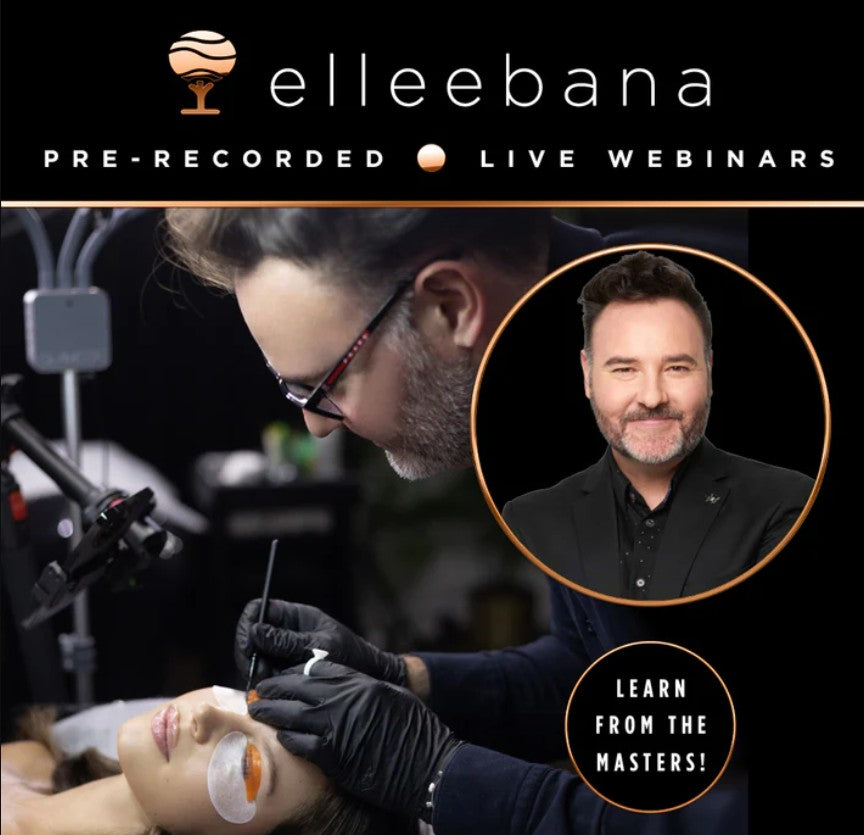 Ein Profi appliziert Wimpernverlängerungen; im Bild: Mann mit Text für das Elleebana Online-Webinar der Lash & Brow Academy mit Otto Mitter. Blashy Shop