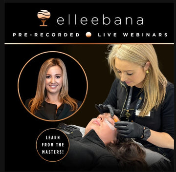 Eine Schönheitsexpertin wendet das ELLEEBANA Online-Wimpernlifting der Lash & Brow Academy an; im Bild: eine andere Frau lächelt. Blashy Shop
