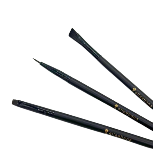 Drei schwarze Elleebana Pinsel 3er Set - ELLEEBRUSH Pinsel mit unterschiedlichen Spitzen auf weißem Hintergrund. Blashy Shop