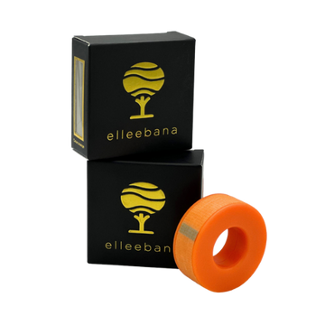 Zwei schwarze Elleebana-Schachteln mit goldenen Logos, gestapelt neben einem orangefarbenen Elleebana Silkon Tape auf weißem Hintergrund. Blashy Shop