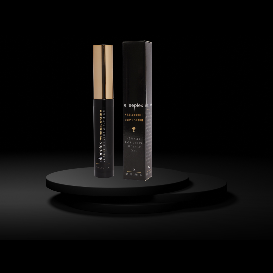 Ein schwarz-goldener Flakon von Elleebana Elleeplex Hyaluronic Boost Serum, 8 ml, steht neben seiner Verpackung auf einem schwarzen Podest. Blashy Shop