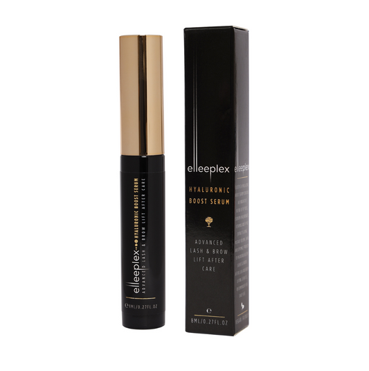 Eine schwarz-goldene 8-ml-Tube Elleebana Elleeplex Hyaluronic Boost Serum steht in der Schachtel auf weißem Hintergrund. Blashy Shop
