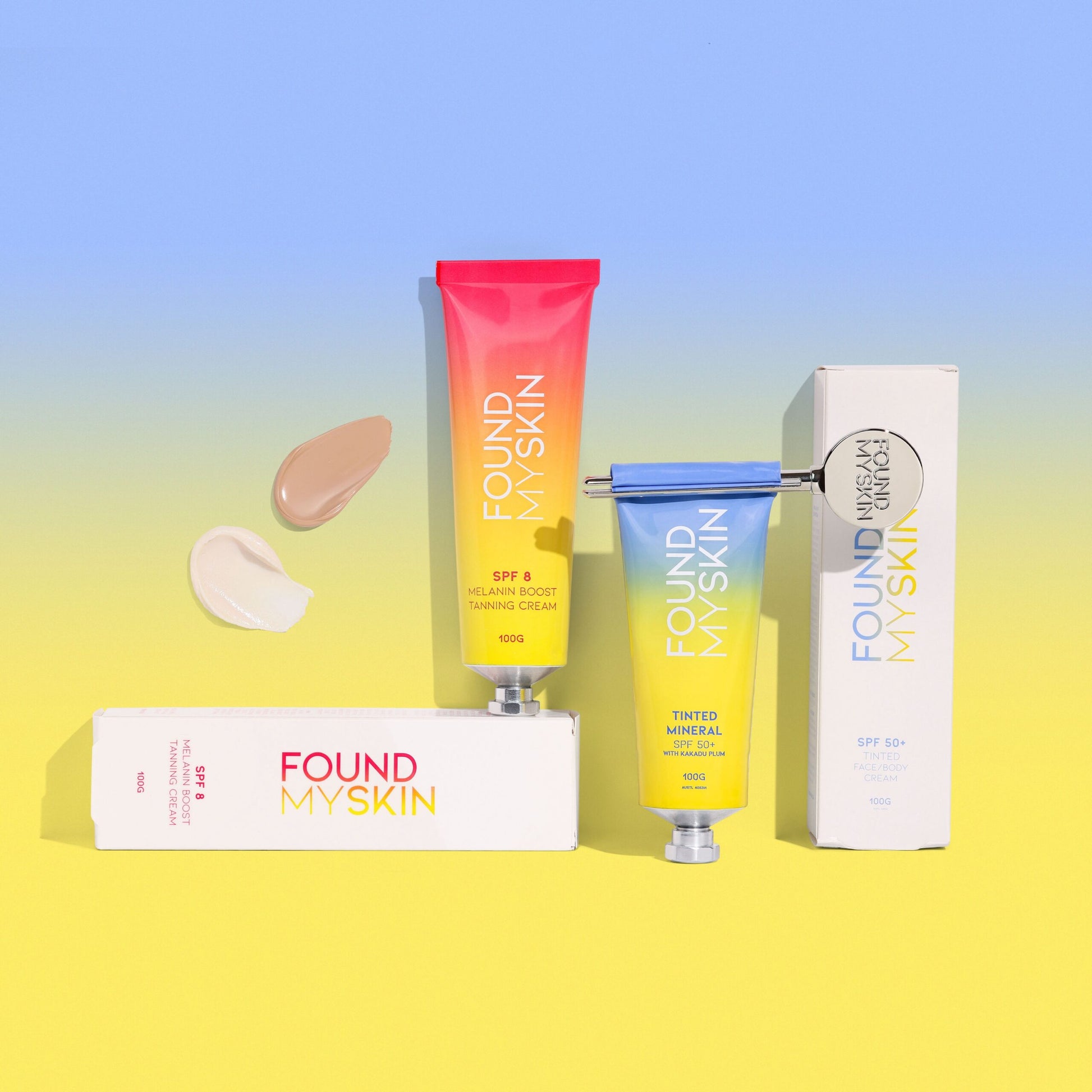 Zwei FOUND MY SKIN SPF 8 Melanin Boost-Cremes, Schachteln und Farbmuster auf einem Hintergrund mit blauem und gelbem Farbverlauf. Blashy Shop