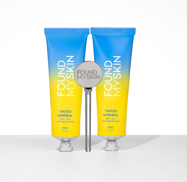 Zwei FOUND MY SKIN Sonnenschutzmittel mit einem FOUND MY SKIN Tuben Squeezer Tool auf einer weißen Fläche. Blashy Shop