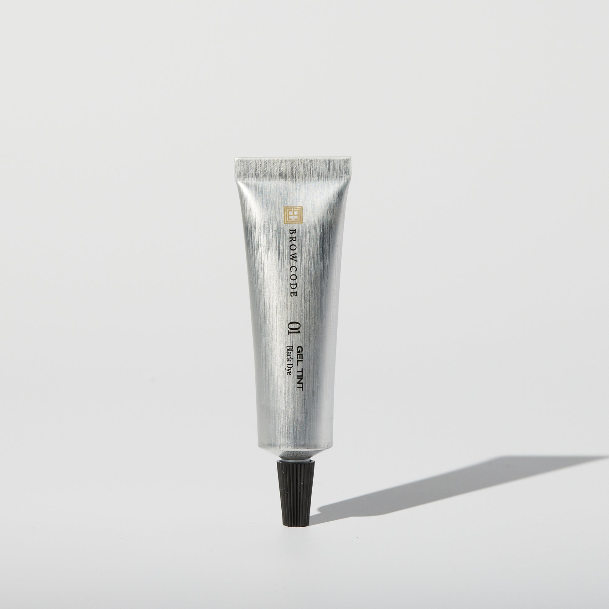 Eine silberne Tube mit der Aufschrift Brow Code Gel Augenbrauenfarbe steht aufrecht und bietet natürliche, PPD-freie Farbe, 15ml. Blashy Shop