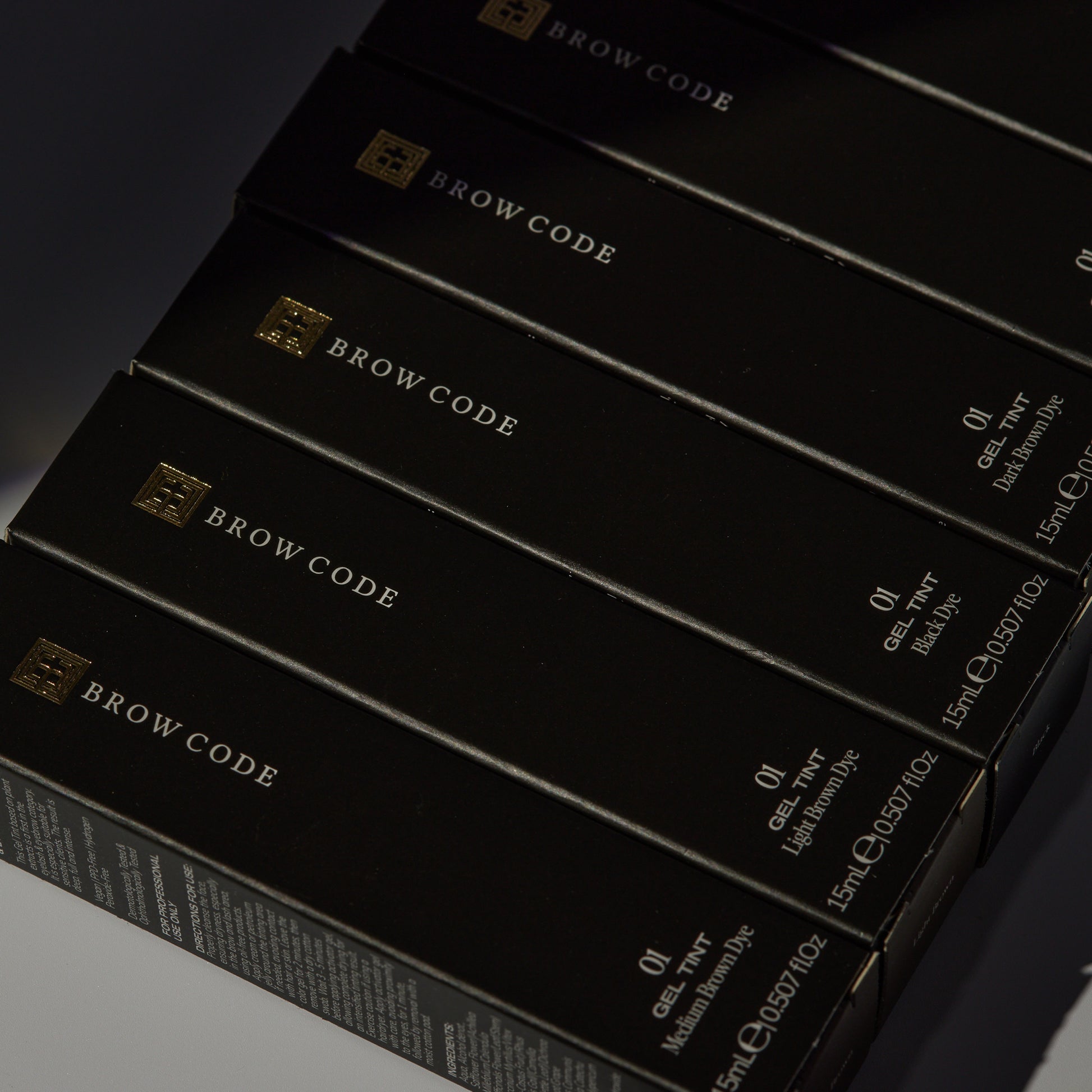 Auf mehreren schwarzen Brow Code-Schachteln steht Gel Augenbrauenfarbe - natürlich & sensitiv, PPD frei, 15ml. Blashy Shop