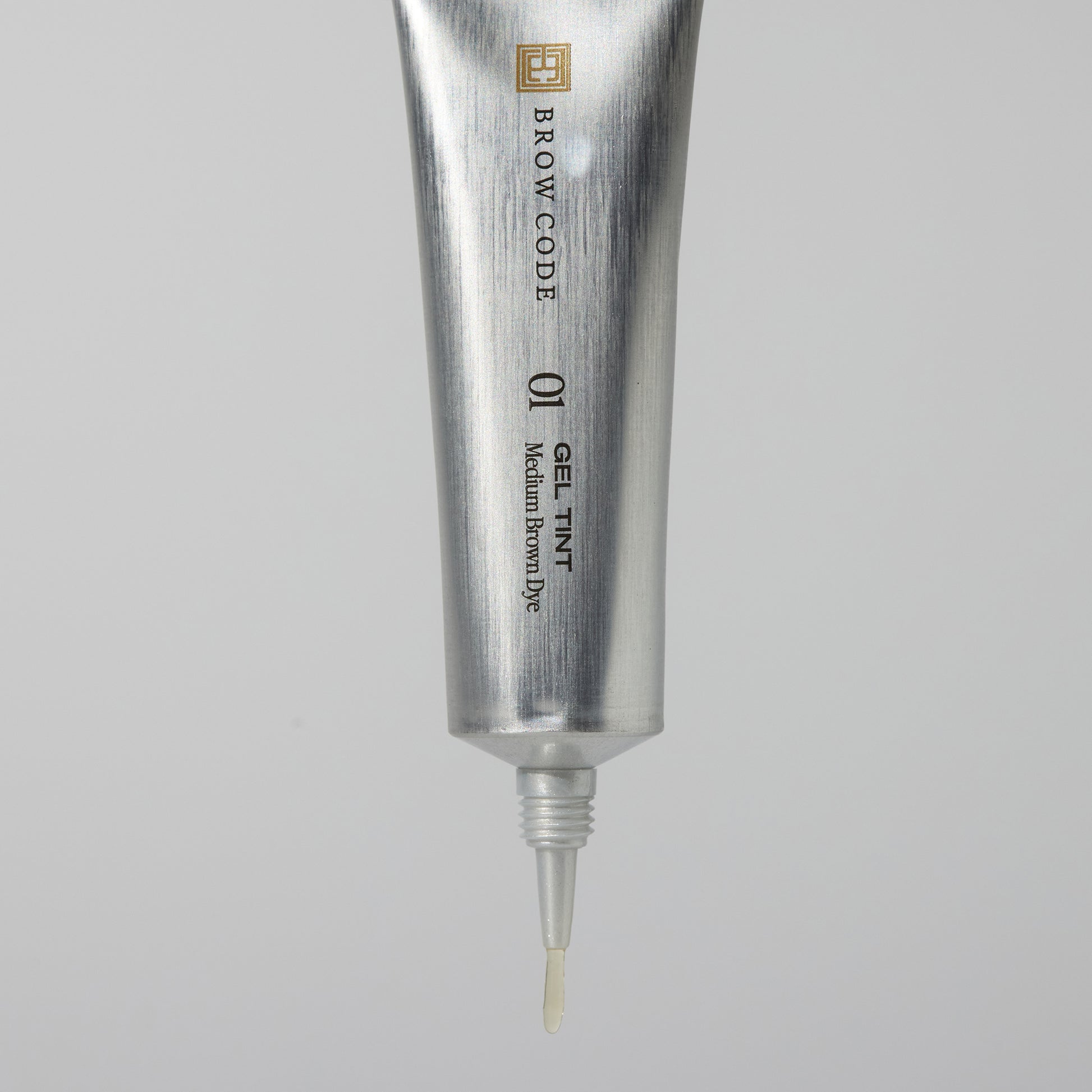 Eine silberne Tube Brow Code Gel Augenbrauenfarbe - natürlich & sensitiv, PPD frei, 15ml, mit feiner Applikatorspitze. Blashy Shop