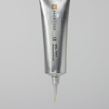 Eine silberne Tube Brow Code Gel Augenbrauenfarbe - natürlich & sensitiv, PPD frei, 15ml, mit feiner Applikatorspitze. Blashy Shop