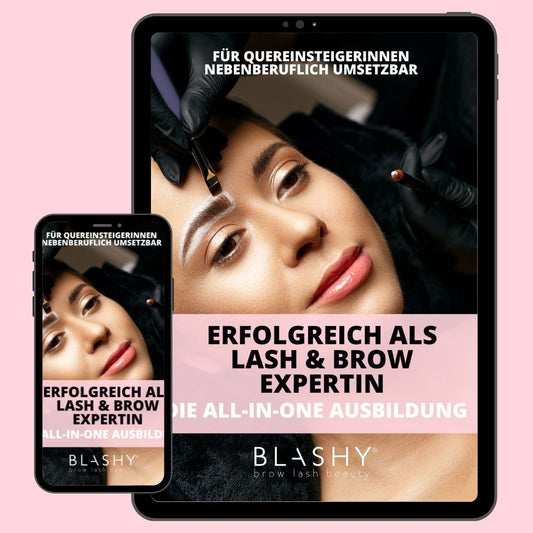 Eine Frau liest auf ihrem Tablet das Buch [Gratis EBook] - Erfolgreich als Lash & Brow Expertin von Lash&Brow Academy Online. Blashy Shop