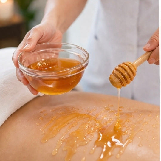 Honig wird während eines entspannenden HONIG DETOX MASSAGE Intensiv Praxiskurses der Lash & Brow Academy aufgeträufelt. Blashy Shop