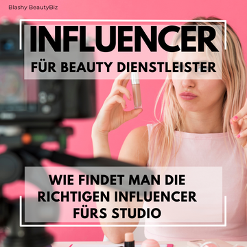 Frau, die Schönheitsprodukte begutachtet, mit Text: INFLUENCER FINDEN FÜR BEAUTY PROFIS Workshop von Lash&Brow Academy Online. Blashy Shop