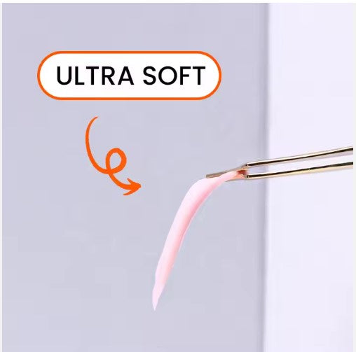 Blashy Korean Kitty Lash Lifting Pads (1 Paar), gehalten von einer Pinzette neben ULTRA SOFT mit orangefarbenem Pfeil. Blashy Shop