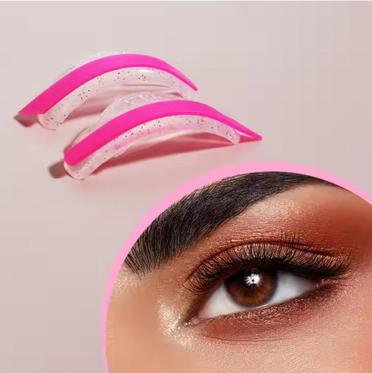 Nahaufnahme eines braunen Auges mit Make-up und Wimpern, plus zwei Blashy ROSY Silikon Lash Lift Pads (2 Paar), wie oben abgebildet. Blashy Shop