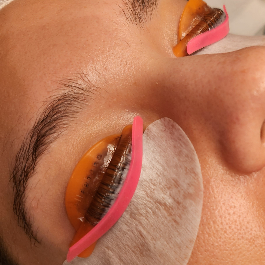 Nahaufnahme der geschlossenen Augen nach der Anwendung von Lashy ROSY Silikon-Pads (2 Paar) mit perfekt geschwungenen Wimpern. Blashy Shop