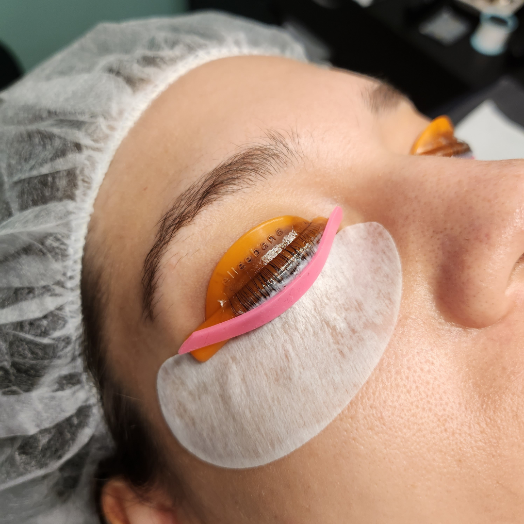 Eine Person erhält ein Wimpernlifting, wenn das Blashy Lash Lift Process Pad ROSY aus Silikon - 2 Paar auf ihr geschlossenes Auge aufgetragen wird. Blashy Shop
