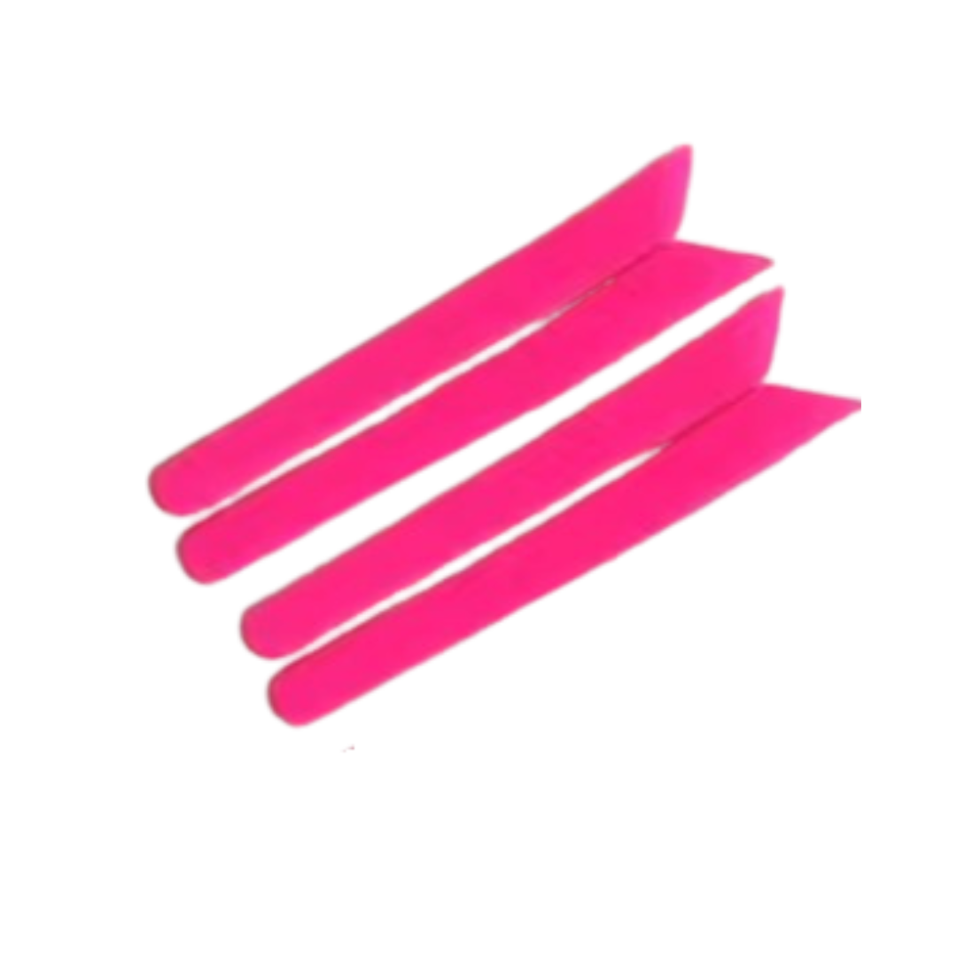 Blashy Lash Lift Process Pad ROSY aus Silikon (2 Paar), abgebildet neben drei rosafarbenen Rasierern mit abgewinkelten Klingen. Blashy Shop