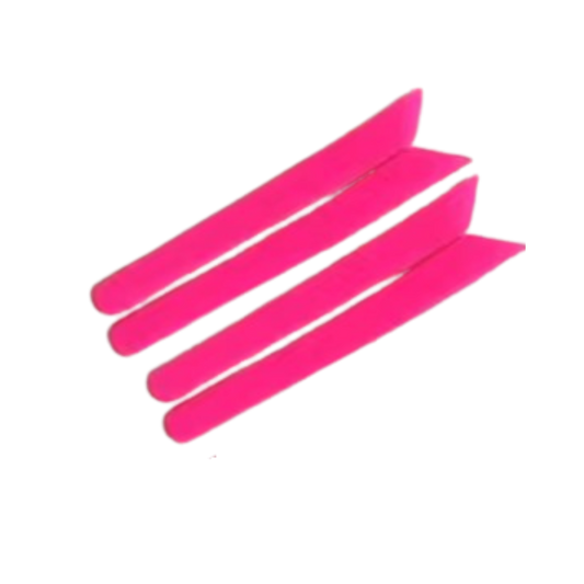 Blashy Lash Lift Process Pad ROSY aus Silikon (2 Paar), abgebildet neben drei rosafarbenen Rasierern mit abgewinkelten Klingen. Blashy Shop