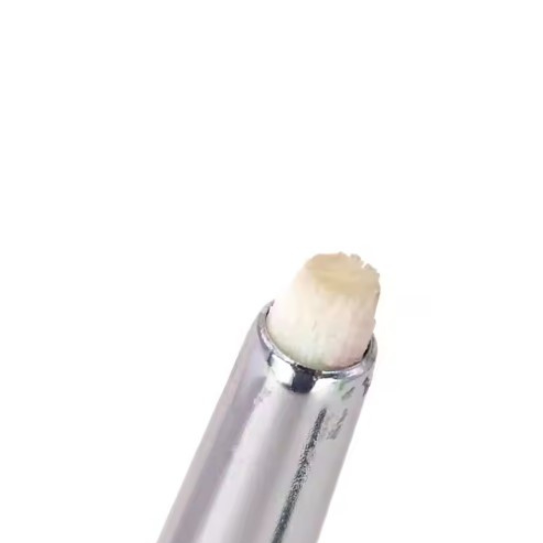 Nahaufnahme des Lash Lifting Wrapping Pinsel von Blashy C, mit einer präzisen Spitze und einem weißen Radiergummi am Ende. Blashy Shop