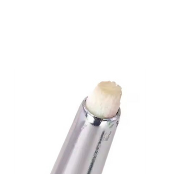 Nahaufnahme des Lash Lifting Wrapping Pinsel von Blashy C, mit einer präzisen Spitze und einem weißen Radiergummi am Ende. Blashy Shop