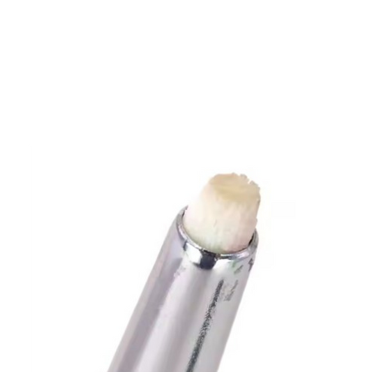 Nahaufnahme des Lash Lifting Wrapping Pinsel von Blashy C, mit einer präzisen Spitze und einem weißen Radiergummi am Ende. Blashy Shop
