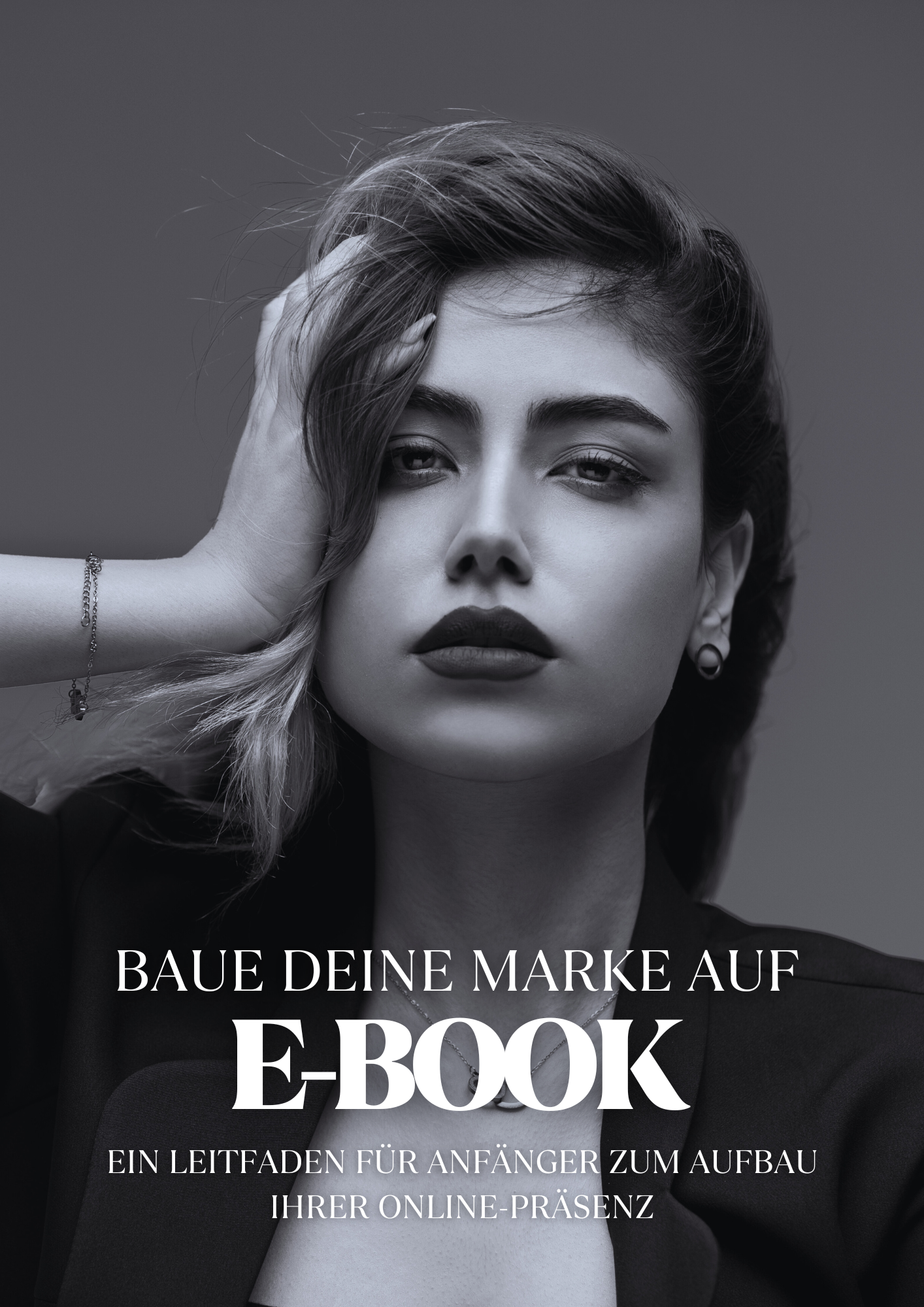 Schwarz-Weiß-Porträt einer Frau mit Hand im Haar, überlagert mit dem EBook Markenaufbau für Anfänger der Lash&Brow Academy. Blashy Shop
