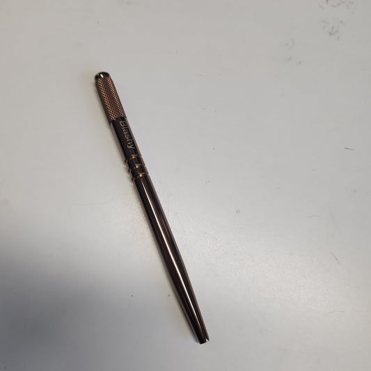 Ein Blashy C Microblading Pen Handstück in schwarz oder kupfer liegt diagonal auf einer weißen Fläche. Blashy Shop