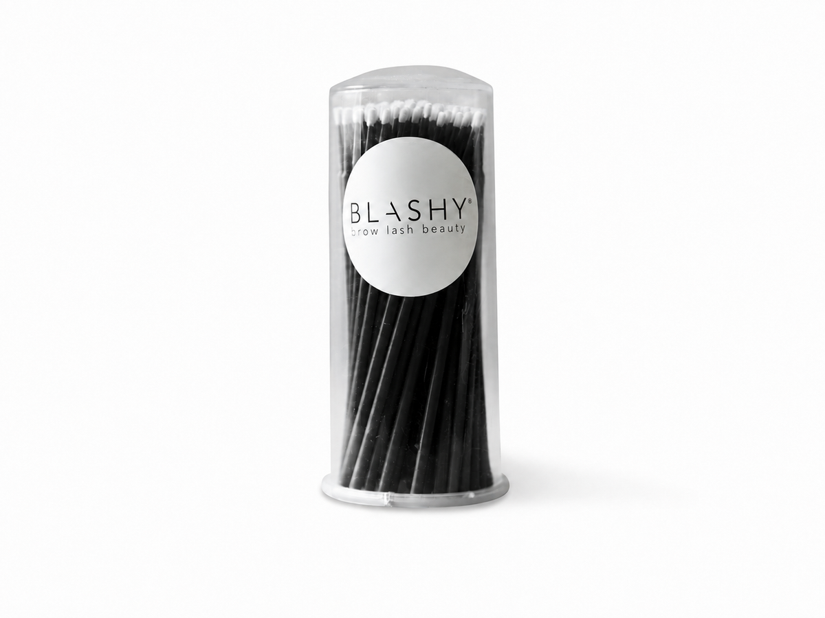 Flaches Auflegen von Blashy C Microbrush, 100 St. - Regular mit Wimpern- und Augenbrauenzubehör, Patches, Lotion auf eine weiße Fläche. Blashy Shop