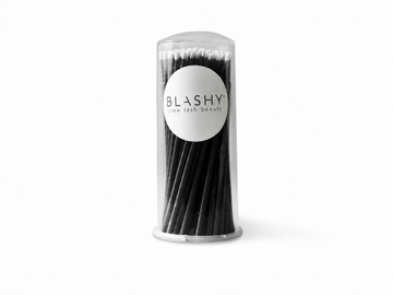 Flaches Auflegen von Blashy C Microbrush, 100 St. - Regular mit Wimpern- und Augenbrauenzubehör, Patches, Lotion auf eine weiße Fläche. Blashy Shop