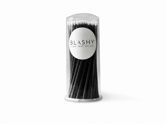 Flaches Auflegen von Blashy C Microbrush, 100 St. - Regular mit Wimpern- und Augenbrauenzubehör, Patches, Lotion auf eine weiße Fläche. Blashy Shop