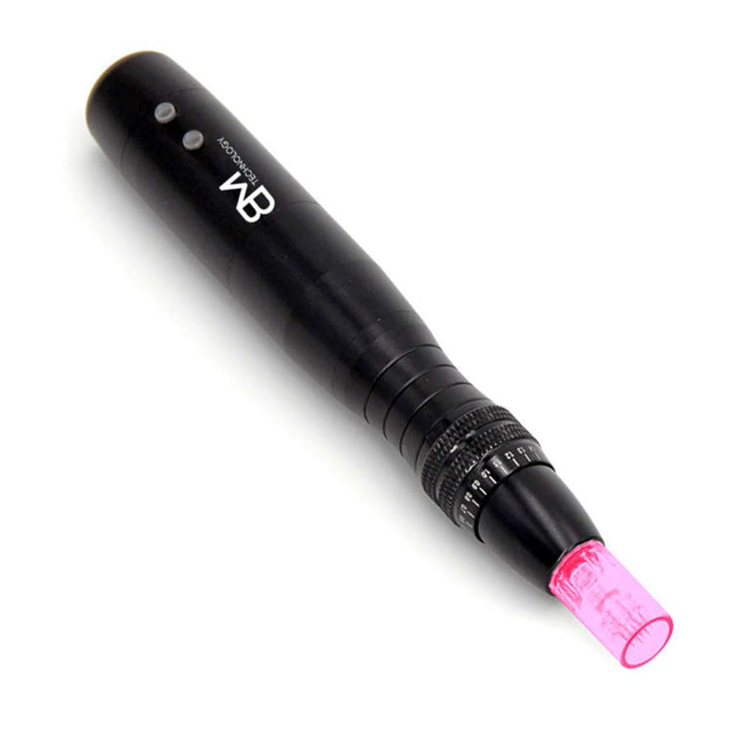 Ein schwarzes Blashy C Microneedling Pen - Gerät, CE zertifiziert, mit rosa Spitze, für Hautverjüngung auf weißem Hintergrund. Blashy Shop