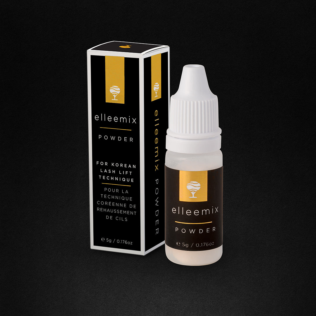 Ein 5g-Fläschchen des *NEU* Elleebana Elleemix Powder-Korean Lash Lift steht neben der eleganten Box von Elleebana. Blashy Shop