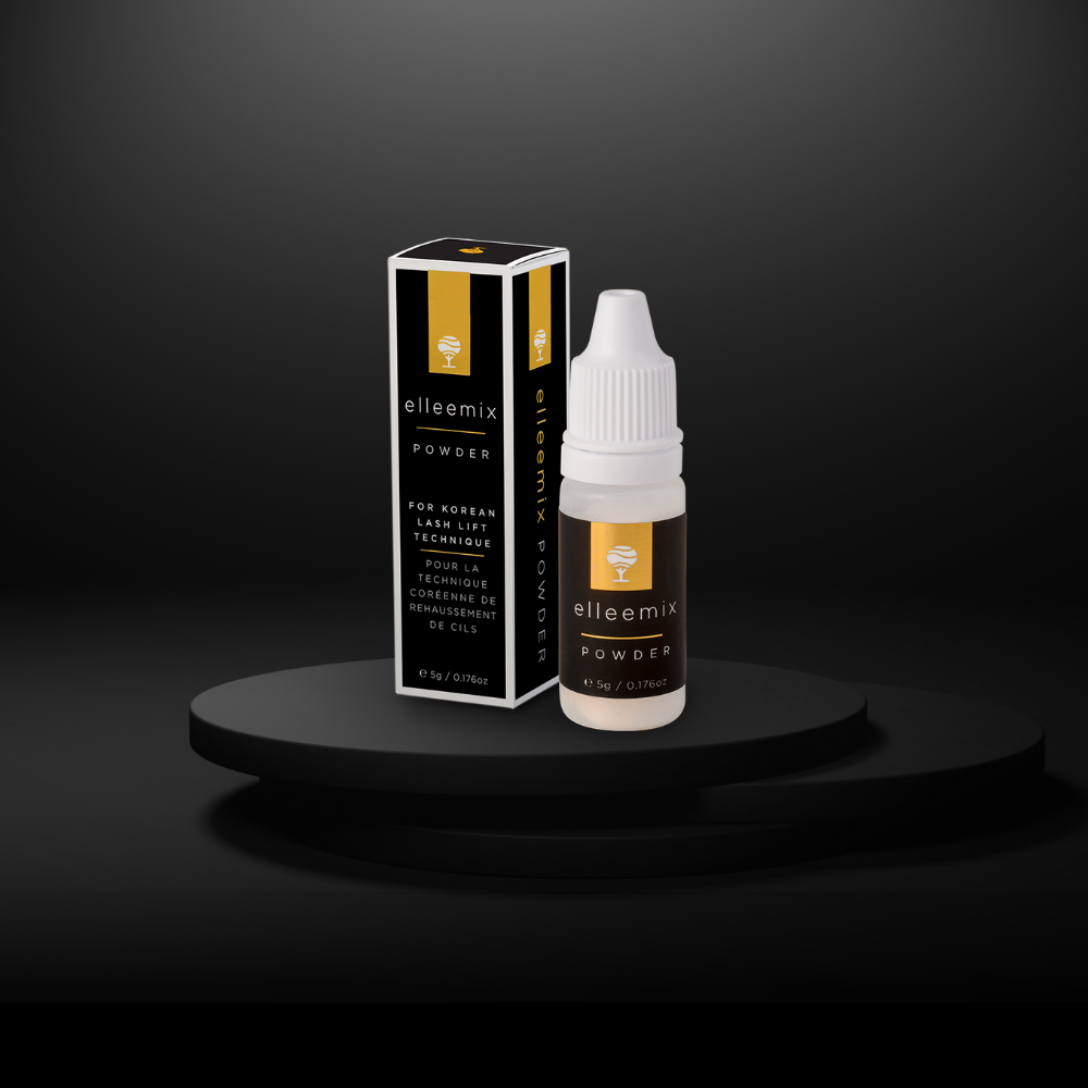 Eine 5g Flasche und eine Schachtel *NEU* Elleebana Elleemix Powder - Korean Lash Lift von Elleebana auf einer schwarzen, runden Plattform. Blashy Shop