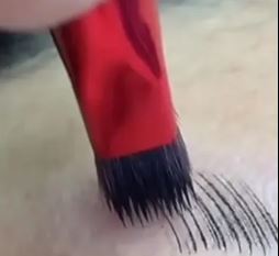 Der Blashy C Pinsel für den echten Augenbrauenlook zeichnet mit seinem roten Griff und den weichen Borsten feine schwarze Linien. Blashy Shop