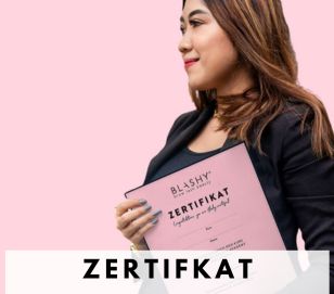 Frau mit einem PRIVAT PRAXIS SCHULUNG Zertifikat der Lash & Brow Academy, rosa Hintergrund, Zertifikat sichtbar. Blashy Shop