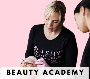 Zwei Frauen führen eine Wimpernverlängerung durch, als Lash & Brow Academy PRIVAT PRAXIS SCHULUNG - 3 Zertifikate inkl. Starter Kits unten erscheint. Blashy Shop