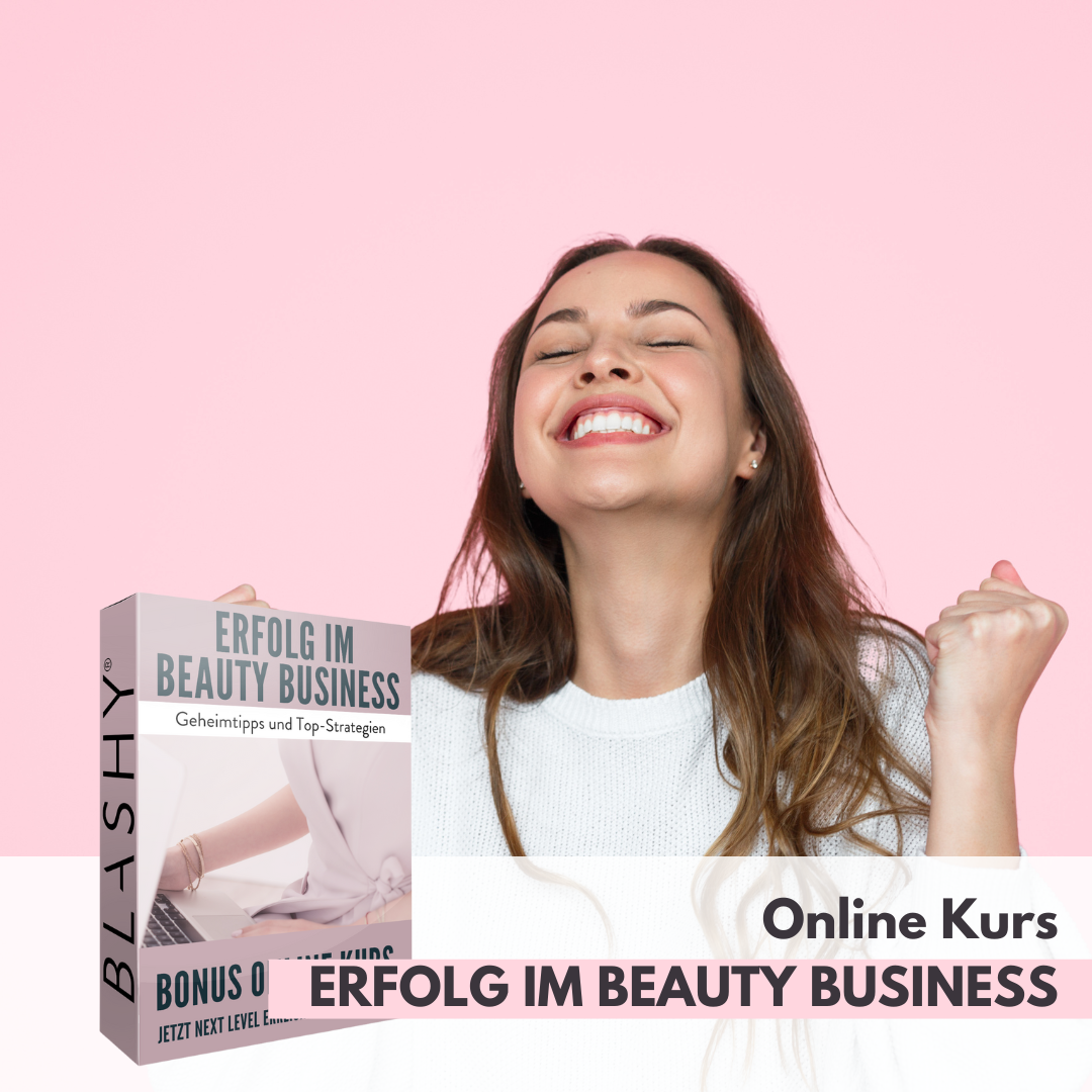 Lächelnde Frau mit erhobenen Fäusten neben der PRIVAT PRAXIS SCHULUNG - 3 Zertifikate inkl. Starter Kits Box von Lash & Brow Academy. Starter Kits Box. Blashy Shop